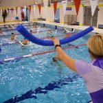 osoby ćwiczą na zajęciach aqua aerobik