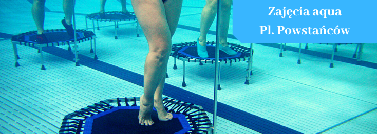 osoba na trampolinie w basenie