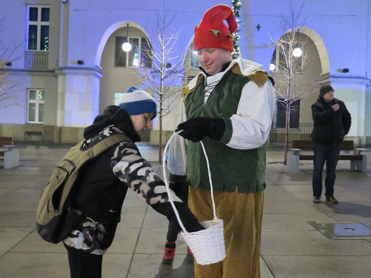Elf rozdający cukierki.