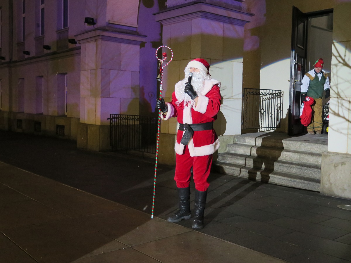 Mikołaj wychodzi z Urzędu Miasta.