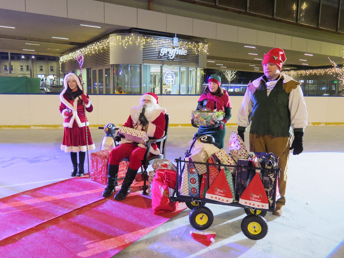 Mikołaj czeka na dzieci.