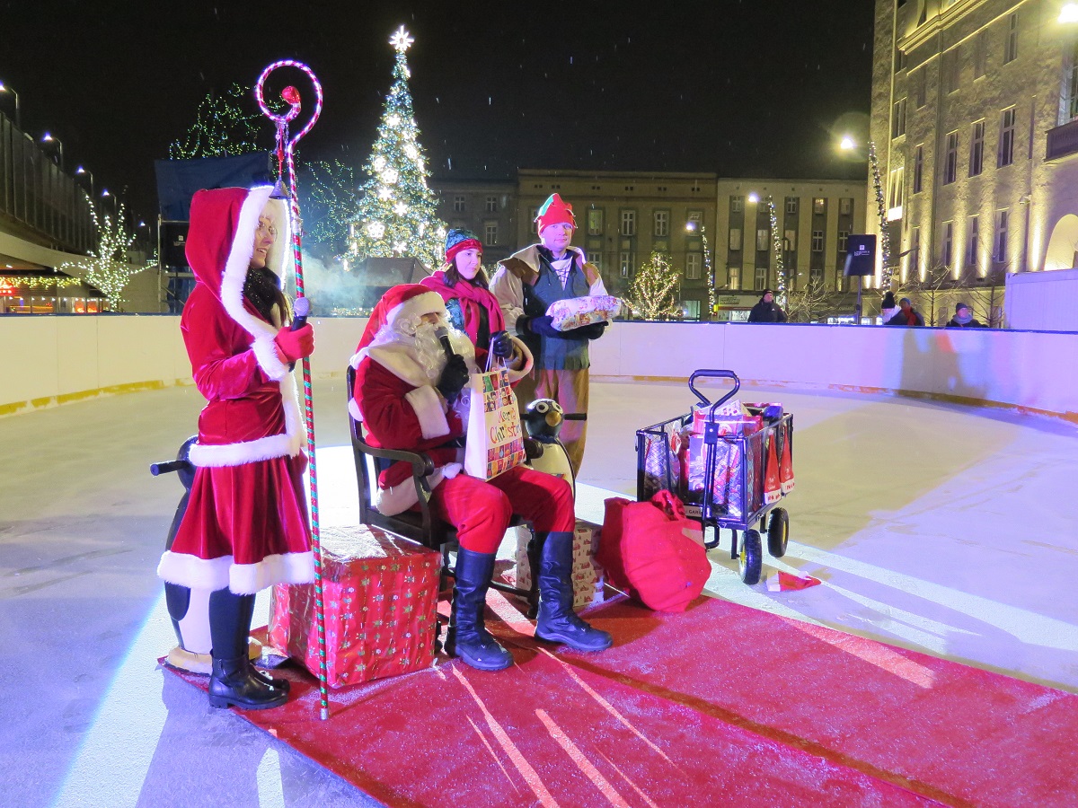 Mikołaj na lodowisku.