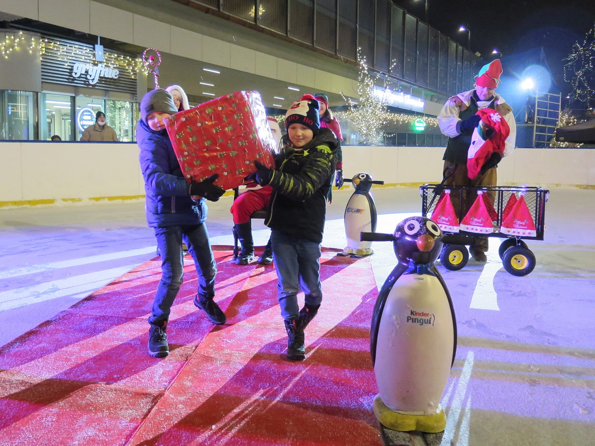 Dzieci z prezentami.