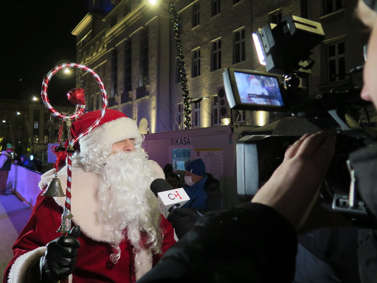 Mikołaj udziela wywiadu telewizji.