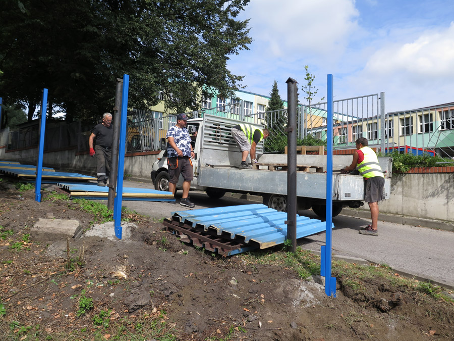 Demontaż starego płotu.