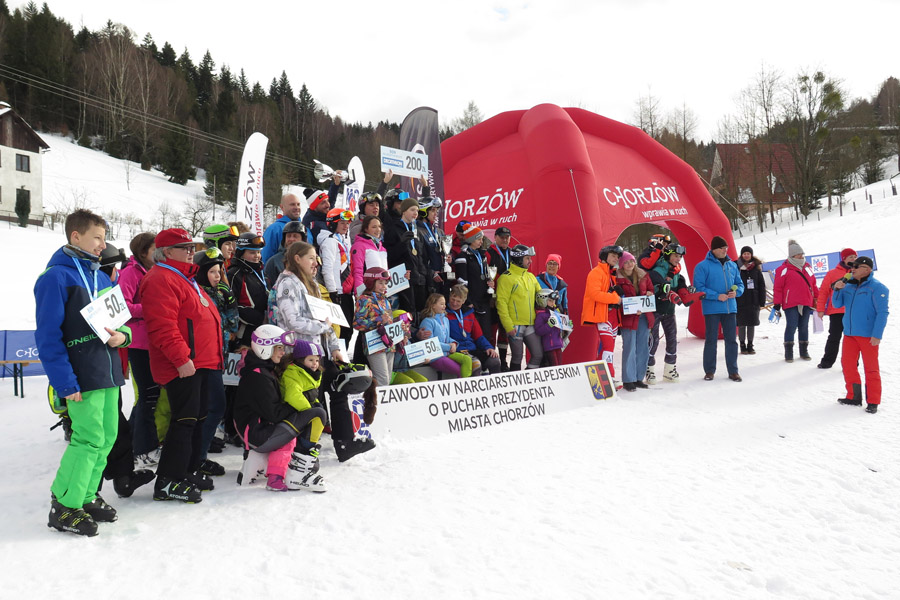 W zawodach wzięło udział prawie stu narciarzy.