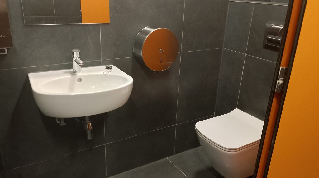 Sanitariat w szatni.