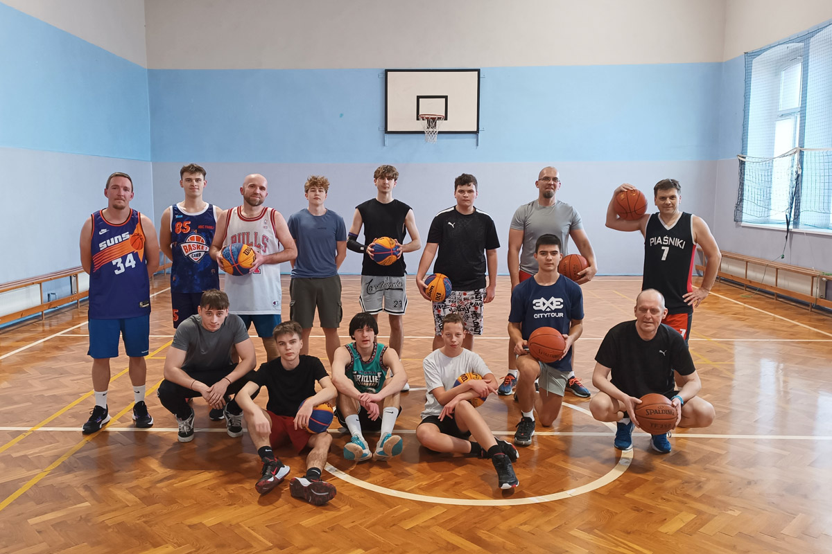 Uczestnicy spotkania z "koszykówką".